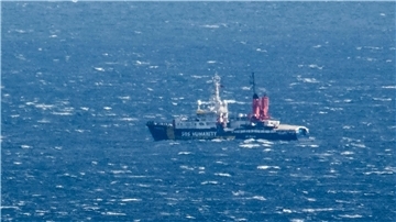 Das von einer deutschen Organisation betriebene Rettungsschiff SOS Humanity 1 ist vor der Küste Siziliens zu sehen.