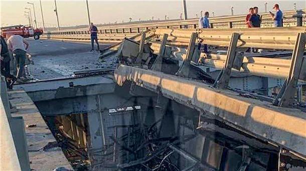 Das von Ostorozhno Novosti zur Verfügung gestellte Foto zeigt angeblich beschädigte Teile der Krim-Brücke, die das russische Festland und die Halbinsel Krim über die Straße von Kertsch verbindet.