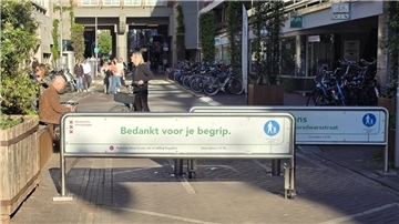 Ein Schild, auf dem auf Niederländisch steht: „Bedankt voor je begrip." Zu Deutsch: „Vielen Dank für Ihr Verständnis.“