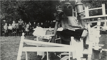 Das von Zevener SA-Männern aus dem Hause Neugarten entfernte und zertrümmerte Synagogenmobiliar wird am 10. März 1938 auf dem Marktplatz aufgeschichtet und angezündet. Unter anderem Kinder aus der benachbarten Volksschule werden Zeugen der Verbrennung. 