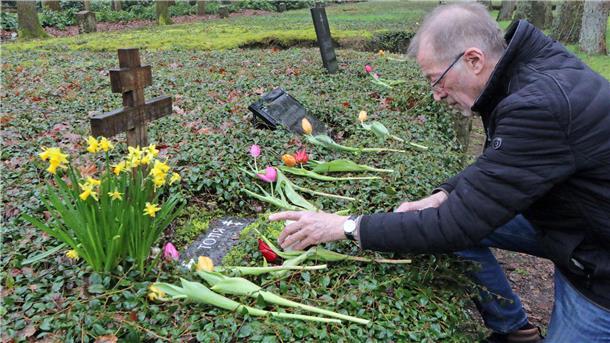 Das Votivkreuz und eine Gedenkplatte auf dem Lagerfriedhof, der Kriegsgraeberstaette in Sandbostel, die Gerd A. Meyer auf einem Massengrab aufgestellt hat, wohl an dem Ort, wo vermutlich sein Vater Anatolij Michailowitsch Pokrowskij, frueher Kriegsgefangener, bestattet ist. 