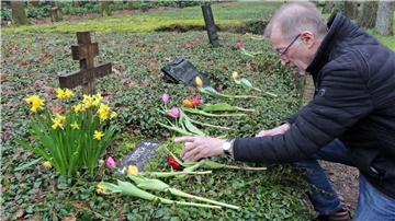 Das Votivkreuz und eine Gedenkplatte auf dem Lagerfriedhof, der Kriegsgraeberstaette in Sandbostel, die Gerd A. Meyer auf einem Massengrab aufgestellt hat, wohl an dem Ort, wo vermutlich sein Vater Anatolij Michailowitsch Pokrowskij, frueher Kriegsgefangener, bestattet ist. 