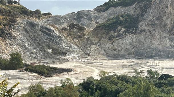 Erdbeben der Stärke 3,7 bei Neapel - Sorge unter Anwohnern Das Vulkanfeld Solfatara im Westen der italienischen Millionenmetropole Neapel wird immer wieder von Erdbeben erschüttert.