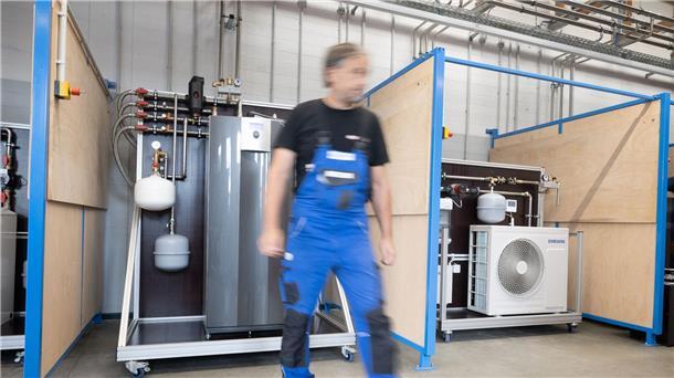 Das „Wärmepumpenlabor“ der Handwerkskammer Potsdam in Groß Kreutz. Heute soll im Bundestag über das Gebäudeenergiegesetz debattiert und abgestimmt werden.