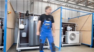 Das „Wärmepumpenlabor“ der Handwerkskammer Potsdam in Groß Kreutz. Heute soll im Bundestag über das Gebäudeenergiegesetz debattiert und abgestimmt werden.