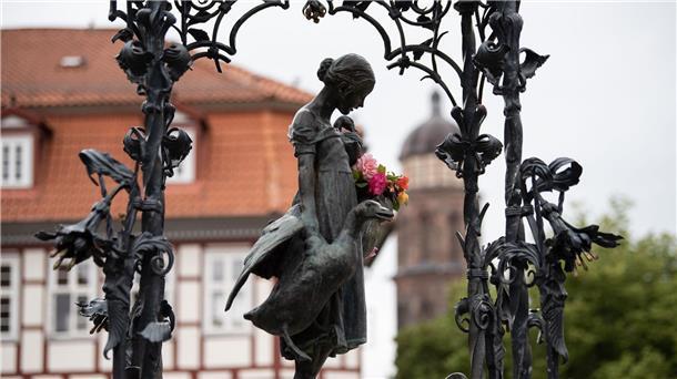 Göttingen rechnet mit Millionen-Minus im Haushalt 2024 Das Wahrzeichen der Stadt Göttingen, das Gänseliesel am Gänseliesel-Brunnen auf dem Marktplatz.