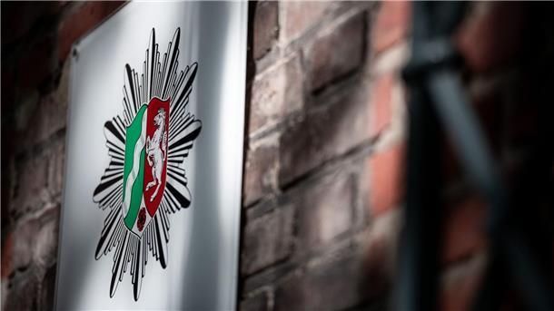 Das Wappen der Polizei Nordrhein-Westfalen hängt an der Wand eines Polizeipräsidium.