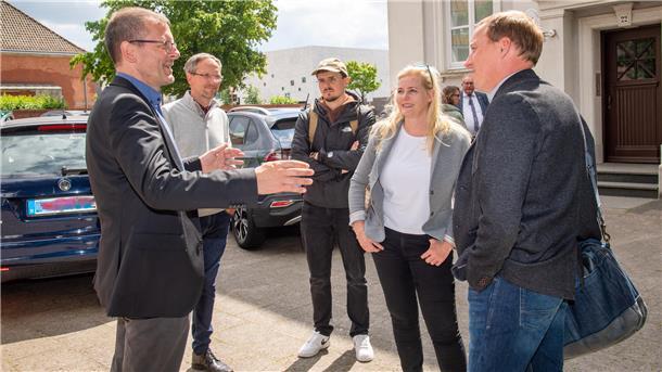 Start der kommunalen Koalitionsverhandlungen im SPD-Haus in der Schifferstraße: (von links) Martin Günthner (SPD), Markus Weil und Marko Miholic (beide FDP), Christine Schnittker (CDU) und Hauke Hilz (FDP).