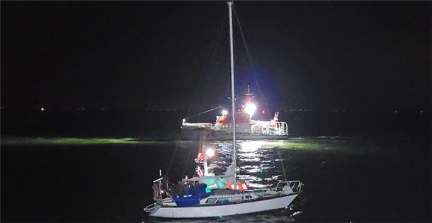Das war knapp: Diese havarierte Segelyacht entkam auf der Außenweser nur knapp einer Kollision mit dem Containerriesen „Magleby Maersk“. Das gute Zusammenspiel diverser Stellen und Helfer verhinderte das drohende Unglück. Unser Bild zeigt, wie die Besatzung des Tochterboots des Seenotrettungskreuzers „Bernhard Gruben“ die Yacht übernimmt.