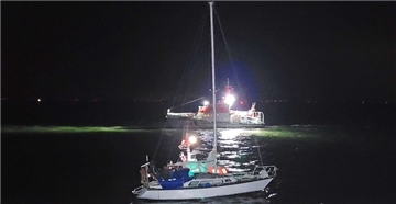Das war knapp: Diese havarierte Segelyacht entkam auf der Außenweser nur knapp einer Kollision mit dem Containerriesen „Magleby Maersk“. Das gute Zusammenspiel diverser Stellen und Helfer verhinderte das drohende Unglück. Unser Bild zeigt, wie die Besatzung des Tochterboots des Seenotrettungskreuzers „Bernhard Gruben“ die Yacht übernimmt.