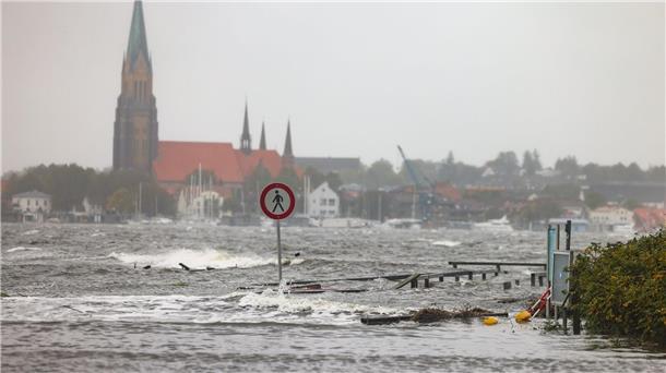 Schwere Sturmflut setzt der Ostsee-Küste zu - Eine Tote Das Wasser aus der Schlei überschwemmt einen Bootshafen in Schleswig.