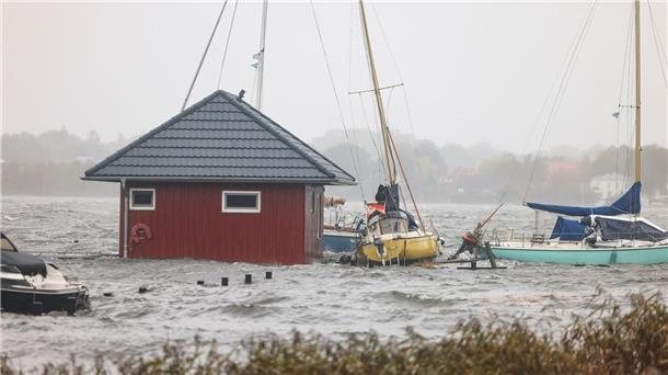 Großes Aufräumen nach Sturmflut mit Millionen-Schäden Das Wasser aus der Schlei überschwemmt einen Bootshafen in Schleswig.
