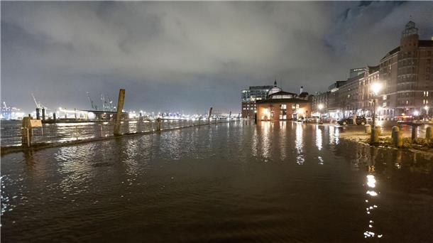 Das Wasser der Elbe flutete in der Nacht den Hamburger Fischmarkt.