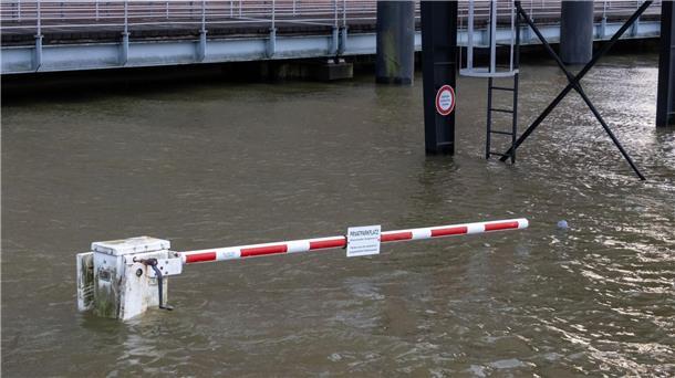 Starkwind bringt schwere Sturmflut an Elbe, Weser und Ems Das Wasser der Elbe überspült bei Hochwasser einen Parkplatz in Hamburg-Övelgönne.