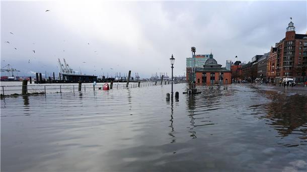 Sturmfluten in Norddeutschland erwartet - Fähren fallen aus Das Wasser der Elbe wird bei einer Sturmflut auf den Hamburger Fischmarkt gedrückt.