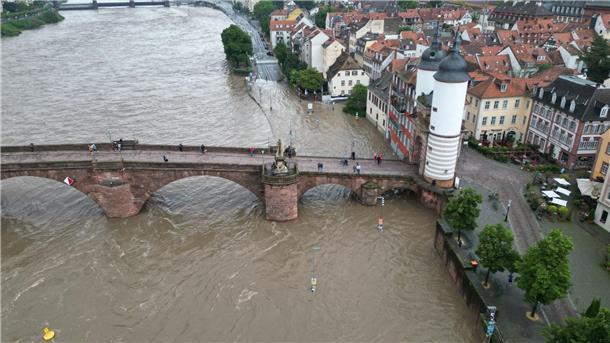 Das Wasser hat die Heidelberger Altstadt erreicht.