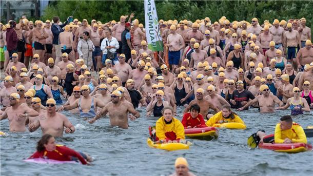 Fast 1.100 Schwimmer beim Sundschwimmen auf Rügen Das Wasser war rund 19 Grad warm.