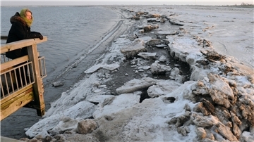 Eis auf einem Wattrücken im Wattenmeer. 