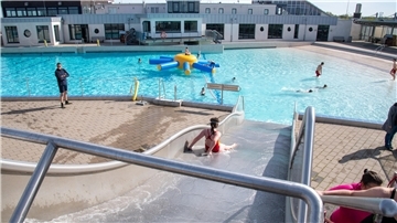 Besucher in einem Schwimmbad
