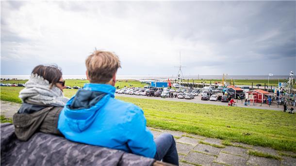 Das wechselhafte Wetter machte vielen nichts aus: Der Wremer Kutterhafen ist eines der beliebten Ziele am Pfingstsonntag gewesen, an den Buden herrschte reger Betrieb.