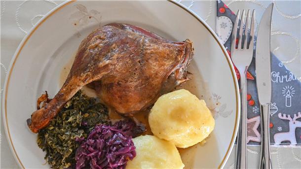 Festtagsbraten durch Vogelgrippe-Anstieg nicht in Gefahr Das Weihnachtsessen nicht in Gefahr: Eine Entenkeule mit Klößen, Rotkohl und Grünkohl wird serviert.