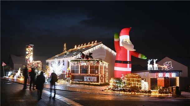 Wunder aus Licht: Die Weihnachtshäuser erstrahlen Das Weihnachtshaus von Ahnatal mit seinen rund 85.000 LED-Lichter und dem riesigen Weihnachtsmann.