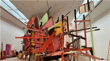 Das Werk „Breach“ der britischen Bildhauerin Phyllida Barlow steht im Sprengel Museum.