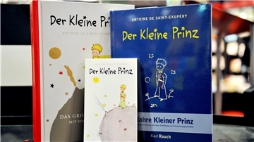 Verschiedene Ausgaben des Buches "Der kleine Prinz" stehen in einem Buchgeschäft. 