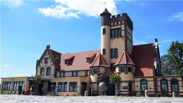 Auf dem Foto ist das Weserschlösschen bei Sonnenschein zu sehen. 