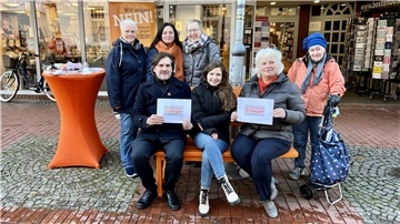 Das Wetter lud nicht zum Verweilen ein, dennoch nutzen viele das Angebot, sich auf der orangefarbenen Bank fotografieren zu lassen. 