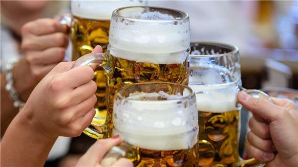 Wiesnmaß knackt die 15-Euro-Marke Das Wiesnbier wird eigens für das Volksfest gebraut und ist mit etwa sechs Prozent Alkoholgehalt besonders stark. (Archivbild)