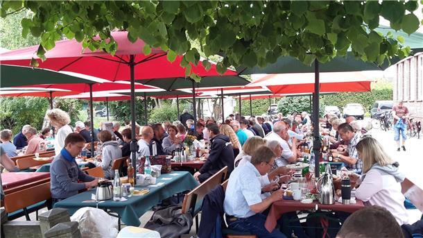 Das Wilstedter Bürgerfrühstück ist zurück in der Dorfmitte Das Wilstedter Bürgerfrühstück ist zurück in der Dorfmitte. Am 7. September findet das Treffen auf dem Brinkplatz statt. Anmeldungen sind ab jetzt möglich.