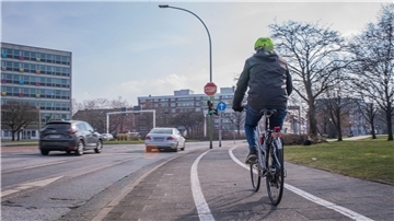 Das wird bald anders: die Spur auf dem Radweg fällt weg, die rechte Fahrspur wird zur Radspur.