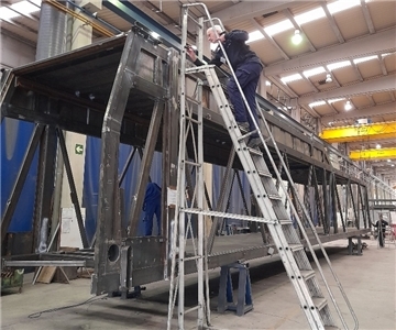 Eine Baustelle mit Metallteilen.