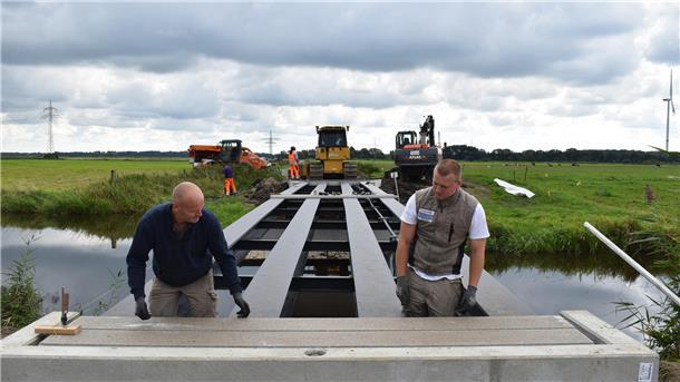 Das wird eine ganze Weile halten: Die neue Radler-Brücke über die Alte Geeste besteht aus Stahlträger und Kunststoffbohlen.
