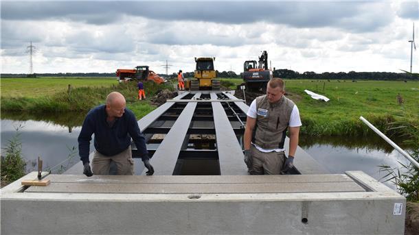 Das wird eine ganze Zeit halten: Die neue Radler-Brücke über die Alte Geeste besteht aus Stahlträgern und Kunststoffbohlen.
