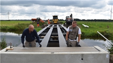 Das wird eine ganze Zeit halten: Die neue Radler-Brücke über die Alte Geeste besteht aus Stahlträgern und Kunststoffbohlen.