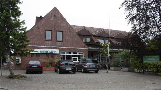 Das Wirtspaar Marina und Andre Meyer will Anfang März den "Schwarzen Kater" im Sandstedter Hof eröffnen. . Foto: Kistner