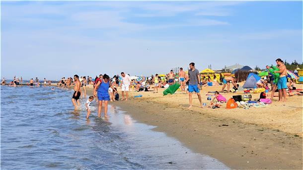 Das Wochenende am Strand in Cuxhaven war heiß und voll. Trotzdem haben die Menschen in Duhnen überwiegend darauf geachtet, die Abstandsregeln einzuhalten.