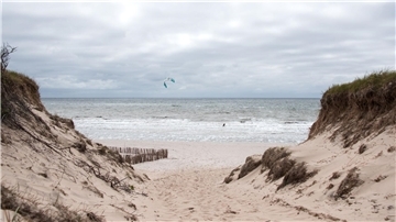 Das Wochenende in Norddeutschland wird laut Deutschem Wetterdienst bedeckt - teilweise soll es zu Regen und starken Windböen kommen. (Symbolbild)