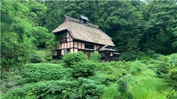 Das Wohnhaus des deutschen Architekten Karl Bengs in den Bergen der Präfektur Niigata. Es handelt sich um ein von ihm renoviertes „Kominka“, ein mit alter japanischer Baukunst errichtetes jahrhundertealtes Landhaus.