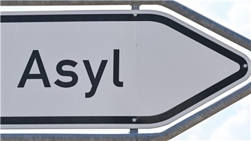 Das Wort „Asyl“ steht auf einem Wegweiser zur Erstaufnahme-Einrichtungen (EAE) des Landes Brandenburg in Eisenhüttenstadt.