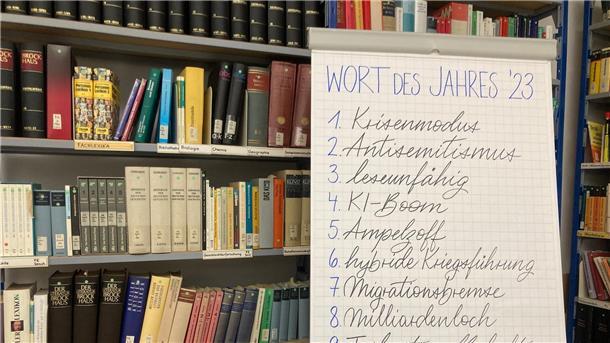 Welche neuen Wörter Eingang in die deutsche Sprache finden Das Wort des Jahres „Krisenmodus“ steht an erster Stelle vor den Wörtern „Antisemitismus“ und „leseunfähig“ auf einer Tafel.