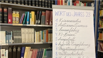 Das Wort des Jahres „Krisenmodus“ steht an erster Stelle vor den Wörtern „Antisemitismus“ und „leseunfähig“ auf einer Tafel.