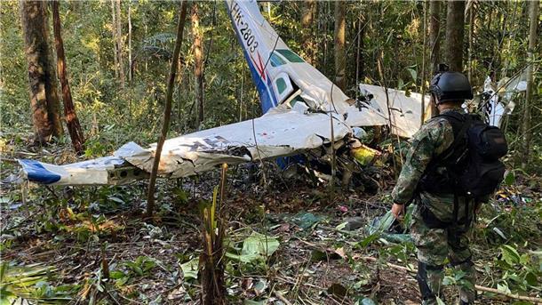Neue Spuren von Kindern in kolumbianischem Dschungel Das Wrack der abgestürzten Cessna C206 im Regenwald im kolumbianischen Bundesstaat Caqueta.