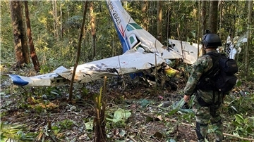 Das Wrack der abgestürzten Cessna C206 im Regenwald im kolumbianischen Bundesstaat Caqueta.