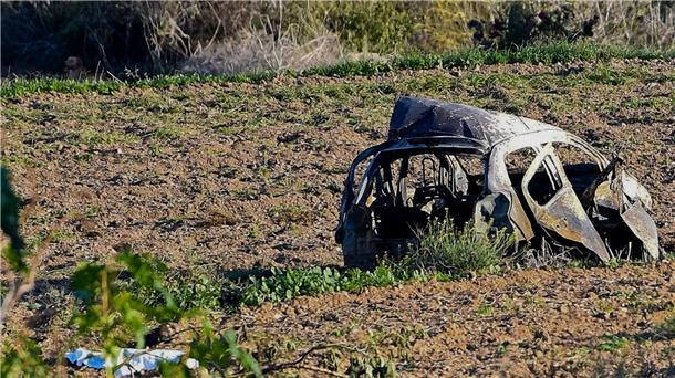 Das Wrack des Autos der Investigativ-Journalistin Daphne Caruana Galizia liegt neben einer Straße.