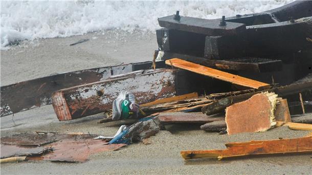 Schiffbruch: Dutzende Migranten in Italien ertrunken Das Wrack des gekenterten Bootes an eiem Strand bei Cutro. Bei dem Bootsunglück sind mehrere Menschen ums Leben gekommen.