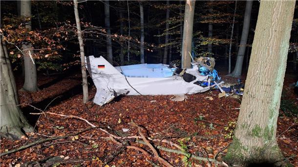 Flugschüler stirbt bei Absturz eines Leichtflugzeuges Das Wrack des Kleinflugzeugs. Ein Mensch starb bei dem Absturz in der Nähe von Hünxe in NRW.