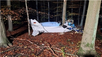 Das Wrack des Kleinflugzeugs. Ein Mensch starb bei dem Absturz in der Nähe von Hünxe in NRW.